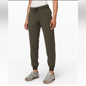 Lululemon On The Fly Jogger size 4 workout yoga athleisure outdoors hiking‎
